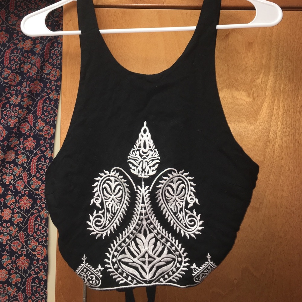 ♡ LF Black tank with white embroidery ♡